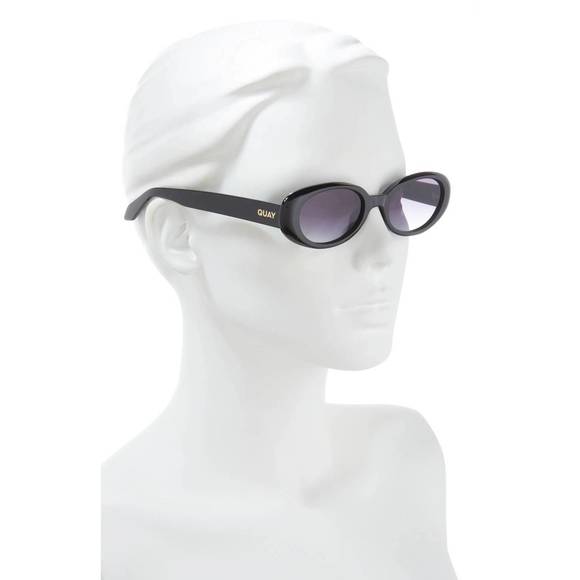 NEW QUAY women's felt cute 52mm gradient small oval sunglasses in black / smoke - Picture 3 of 3